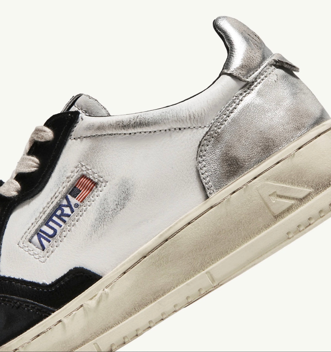 AUTRY SNEAKERS MEDALIST LOW SUPER VINTAGE SNEAKERS LOW IN WHITE BLACK AND SILVER LEATHER AVLW - SV11