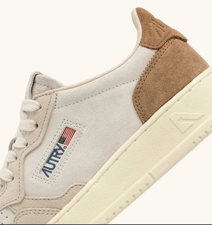 AUTRY SNEAKERS MEDALIST LOW TRICOLOR SNEAKERS IN SAND AND CIGAR SUEDE