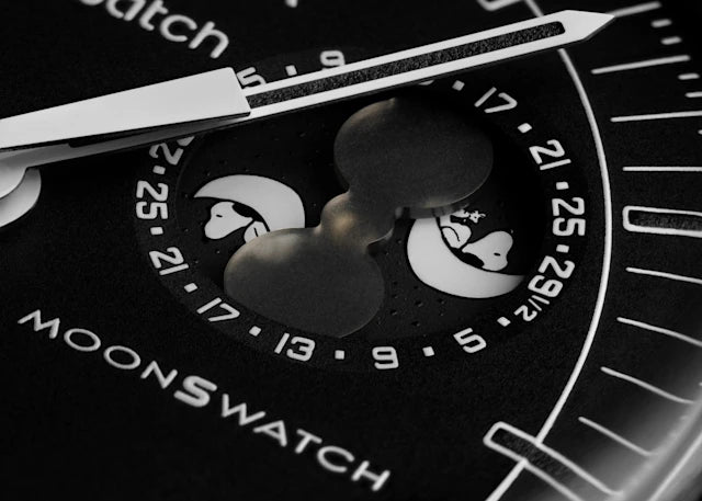 Swatch x Omega Bioceramic Moonswatch Mission To Moonphase Snoopy Black שעון אומגה בשיתוף פעולה עם סווטש