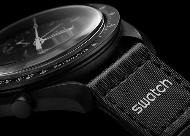 Swatch x Omega Bioceramic Moonswatch Mission To Moonphase Snoopy Black שעון אומגה בשיתוף פעולה עם סווטש