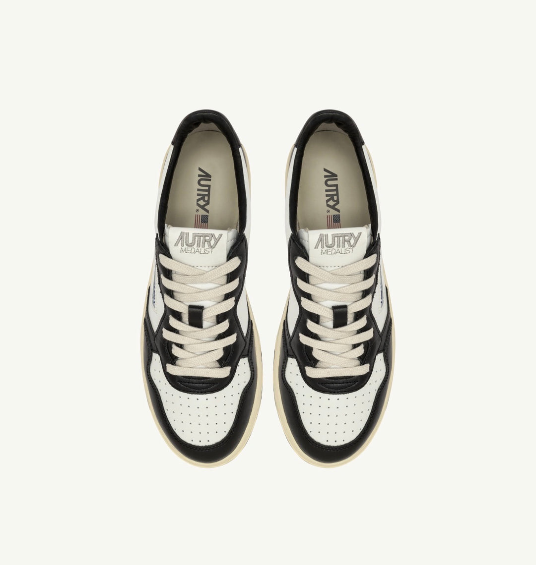 AUTRY SNEAKERS MEDALIST LOW SNEAKERS IN WHITE AND BLACK LEATHER WITH LETTERINGAULM - BH02