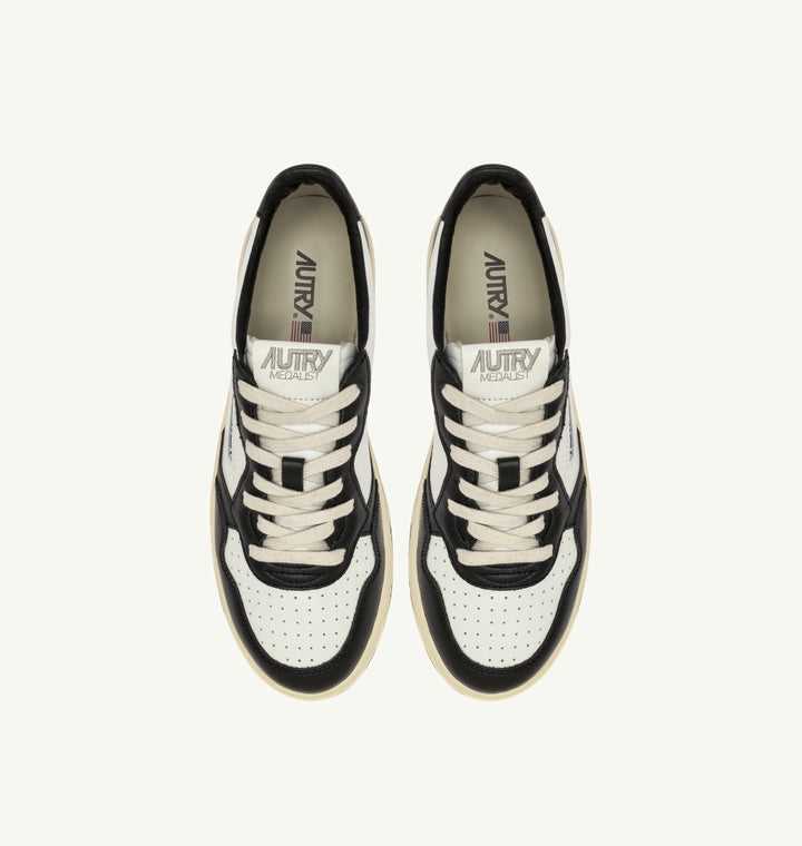 AUTRY SNEAKERS MEDALIST LOW SNEAKERS IN WHITE AND BLACK LEATHER WITH LETTERINGAULM - BH02