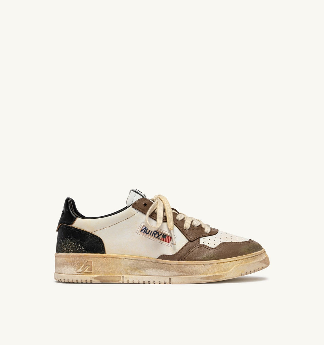 AUTRY SNEAKERS MEDALIST LOW SUPER VINTAGE SNEAKERS IN WHITE, BLACK AND MALT LEATHER AVLM - SV60