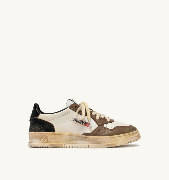 AUTRY SNEAKERS MEDALIST LOW SUPER VINTAGE SNEAKERS IN WHITE, BLACK AND MALT LEATHER AVLM - SV60