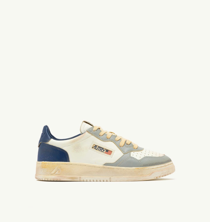 AUTRY SNEAKERS MEDALIST LOW SUPER VINTAGE SNEAKERS IN LIMESTONE WHITE AND BLUE LEATHER AVLM - SV09