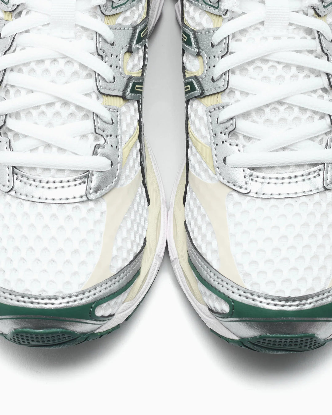 ASICS GEL-CUMULUS™ 16 WHITE / FOREST NIGHT LOW TOP SNEAKERS
