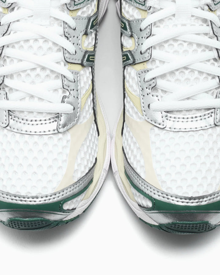 ASICS GEL-CUMULUS™ 16 WHITE / FOREST NIGHT LOW TOP SNEAKERS