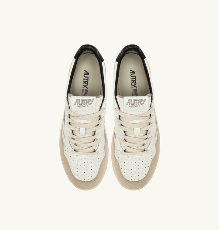 AUTRY SNEAKERS MEDALIST LOW SNEAKERS IN WHITE AND BLACK SUEDE AND LEATHER WITH LETTERING