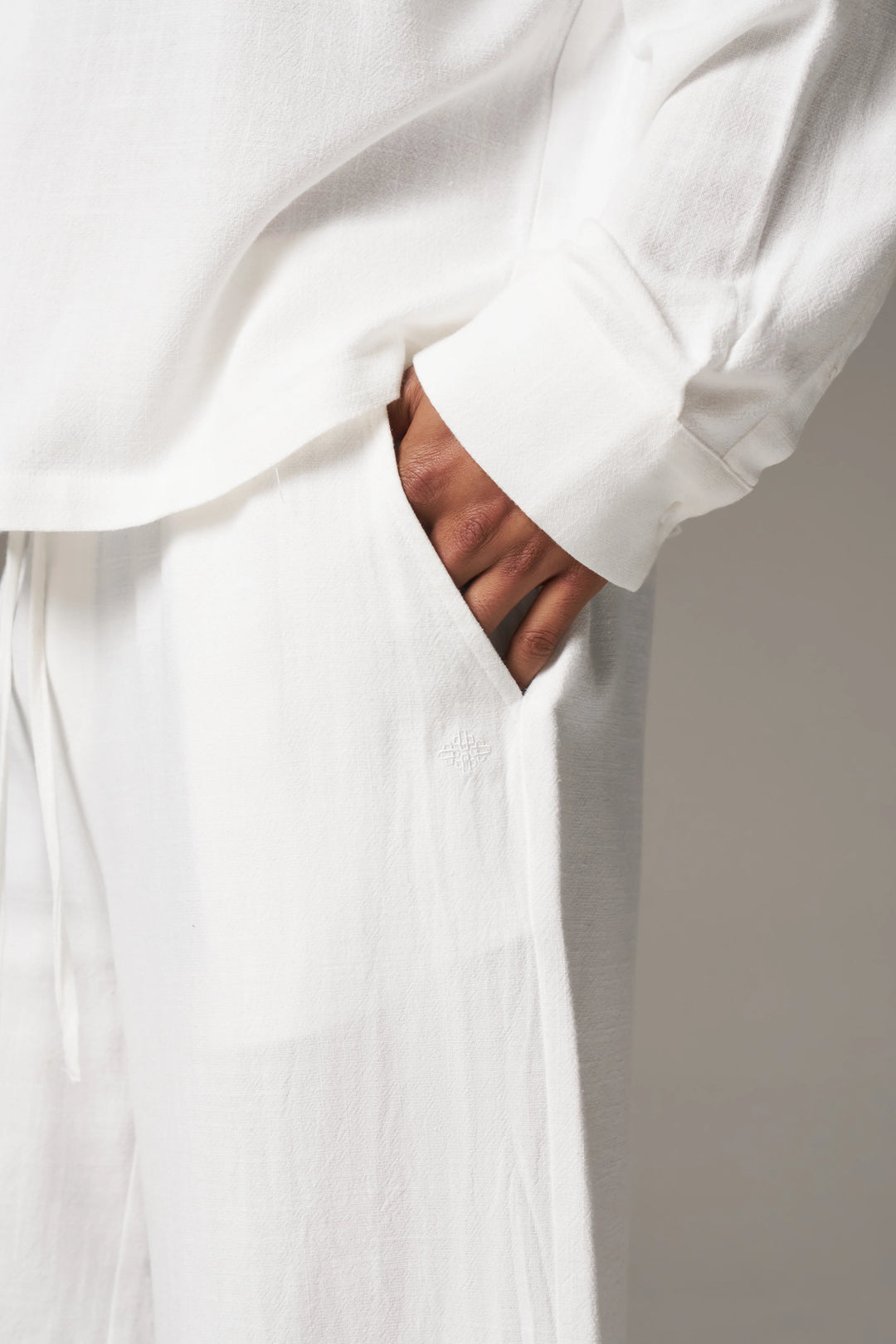 TEXTURED WOVEN SHORTS WHITE