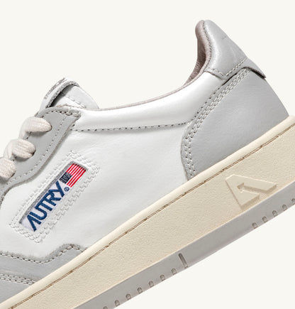 AUTRY SNEAKERS MAN MEDALIST LOW BICOLOR SNEAKERS IN WHITE AND VAPOR LEATHER