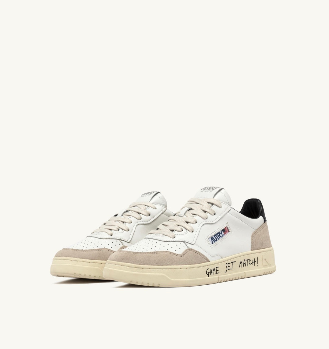 AUTRY SNEAKERS MEDALIST LOW SNEAKERS IN WHITE AND BLACK SUEDE AND LEATHER WITH LETTERING