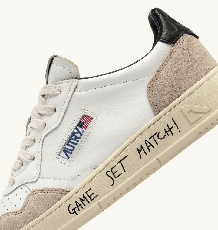 AUTRY SNEAKERS MEDALIST LOW SNEAKERS IN WHITE AND BLACK SUEDE AND LEATHER WITH LETTERING