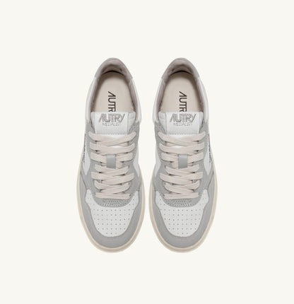 AUTRY SNEAKERS MAN MEDALIST LOW BICOLOR SNEAKERS IN WHITE AND VAPOR LEATHER