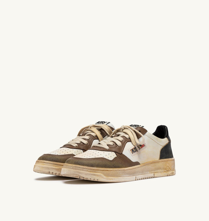AUTRY SNEAKERS MEDALIST LOW SUPER VINTAGE SNEAKERS IN WHITE, BLACK AND MALT LEATHER AVLM - SV60