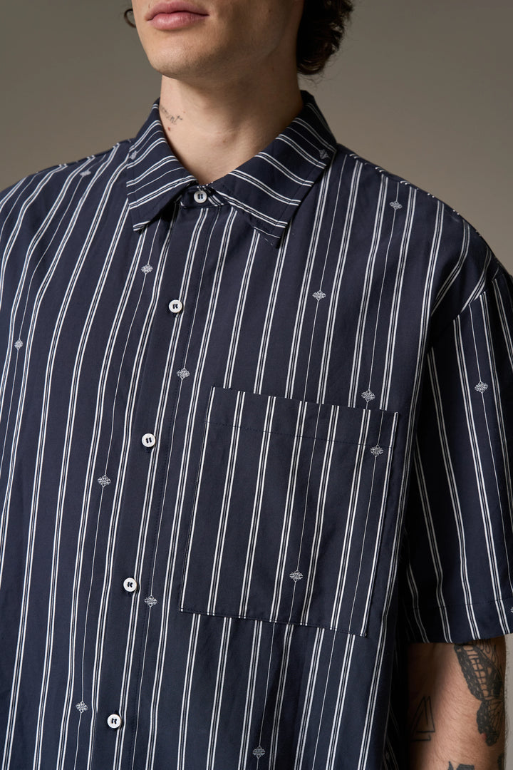EMBLEM STRIPE SHIRT NAVY