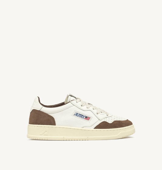 AUTRY SNEAKERS MEDALIST LOW SNEAKERS IN WHITE AND CIGAR LEATHER SUEDE