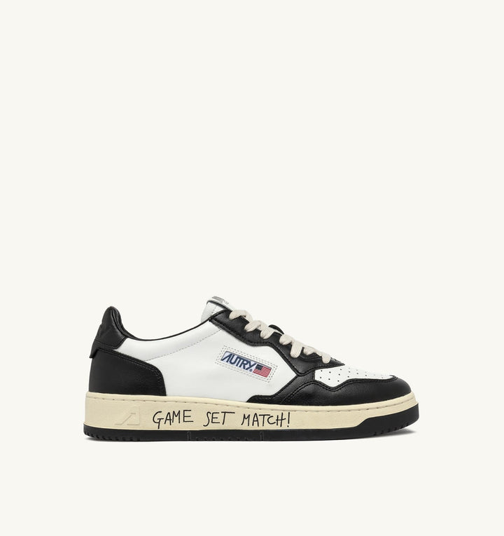 AUTRY SNEAKERS MEDALIST LOW SNEAKERS IN WHITE AND BLACK LEATHER WITH LETTERINGAULM - BH02