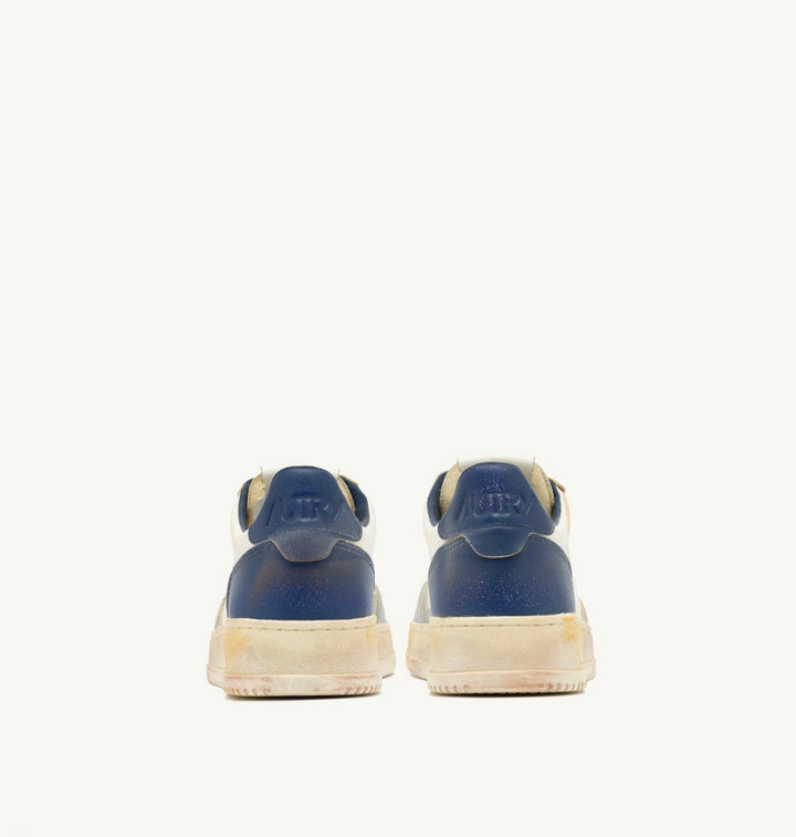 AUTRY SNEAKERS MEDALIST LOW SUPER VINTAGE SNEAKERS IN LIMESTONE WHITE AND BLUE LEATHER AVLM - SV09