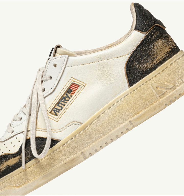 AUTRY SNEAKERS MEDALIST LOW SUPER VINTAGE SNEAKERS IN WHITE AND ANTIQUE BLACK LEATHER
AVLM - KG01