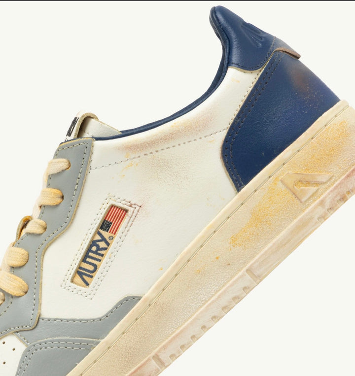 AUTRY SNEAKERS MEDALIST LOW SUPER VINTAGE SNEAKERS IN LIMESTONE WHITE AND BLUE LEATHER AVLM - SV09