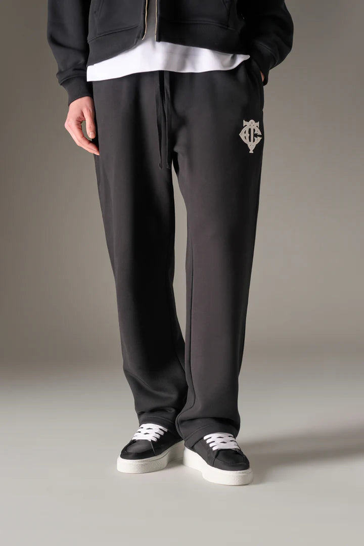 HEAVYWEIGHT MONOGRAM APPLIQUE EMBLEM JOGGERS BLACK