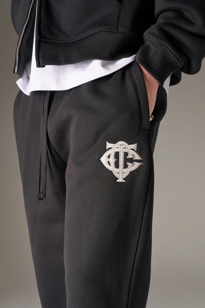 HEAVYWEIGHT MONOGRAM APPLIQUE EMBLEM JOGGERS BLACK