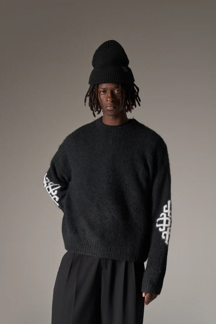 BRUSHED EMBLEM SLEEVE KNITTED CREW BLACK