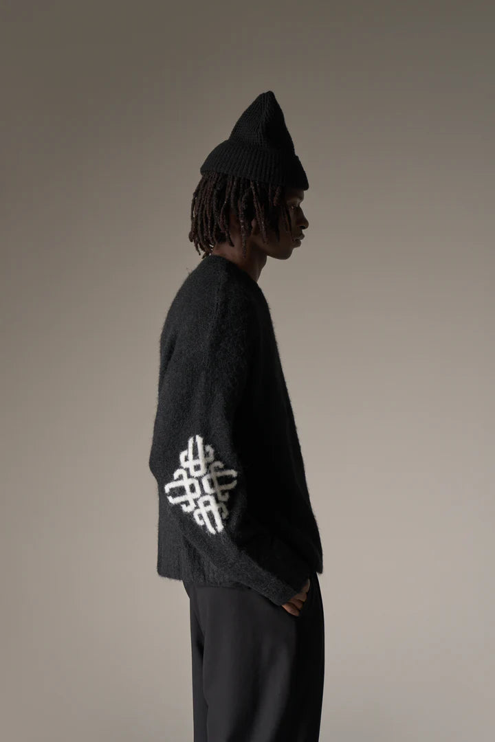 BRUSHED EMBLEM SLEEVE KNITTED CREW BLACK