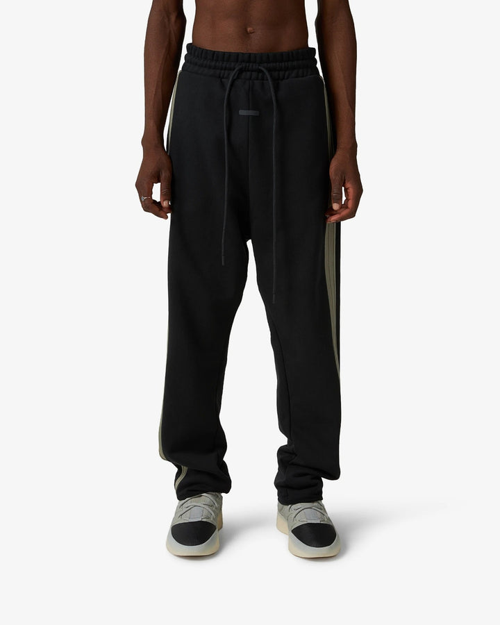 ADIDAS MEN'S ATHLETICS RELAXED PANT X FEAR OF GOD ATHLETICS BLACK CLAY - מכנס טרנינג אדידס פיר אוף גוד רחב שחור וחום בהיר לגברים - תמונה 4