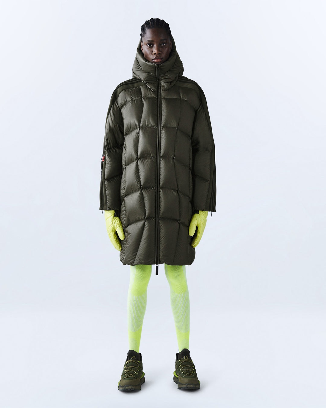 ADIDAS WOMEN'S BONNEVAL COCOON PUFFER X MONCLER NIGHT CARGO - מעיל פוך אדידס מונקלר בונבל ירוק זית כהה לנשים - תמונה 4