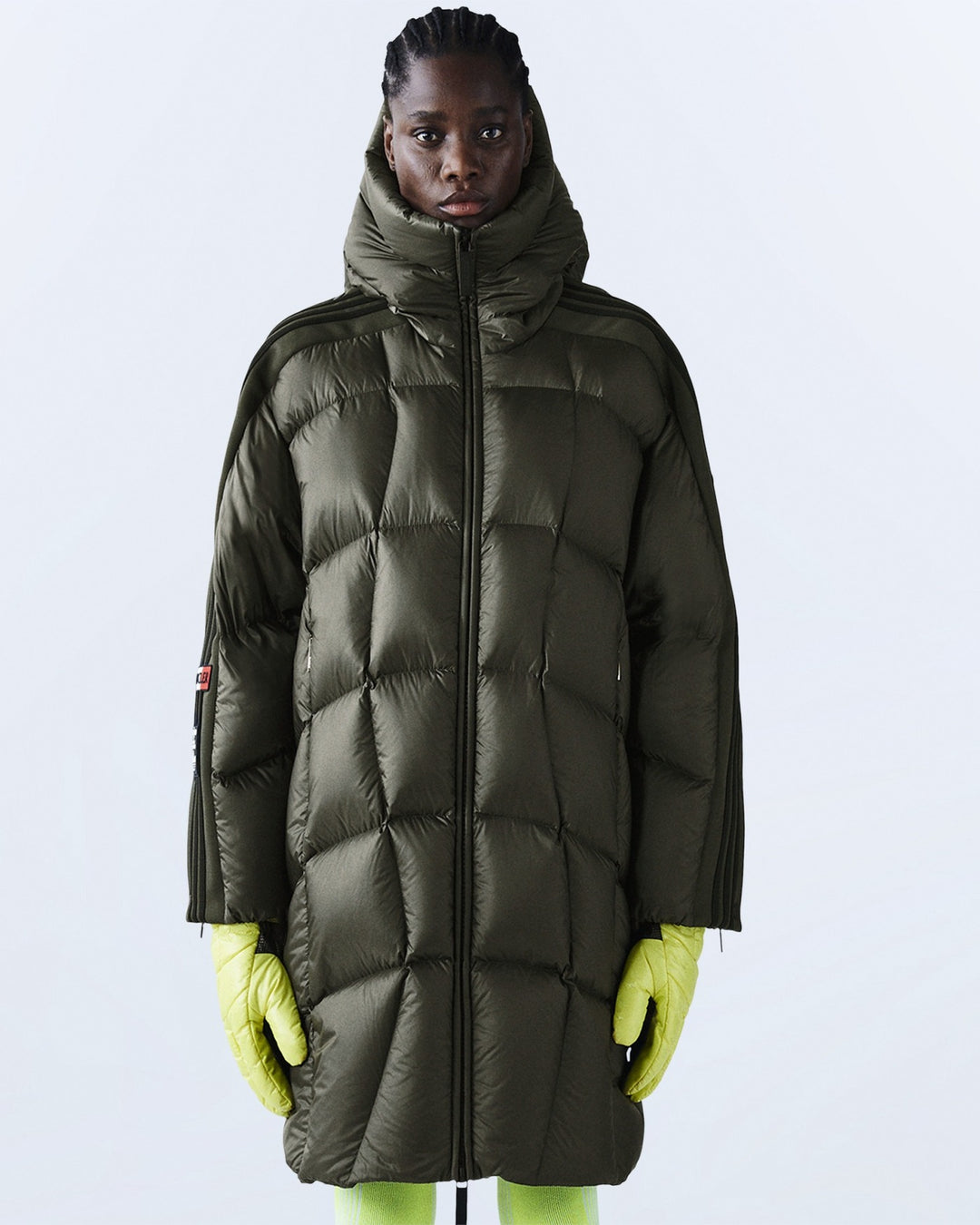 ADIDAS WOMEN'S BONNEVAL COCOON PUFFER X MONCLER NIGHT CARGO - מעיל פוך אדידס מונקלר בונבל ירוק זית כהה לנשים - תמונה 5