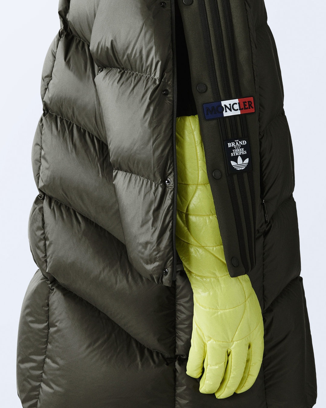 ADIDAS WOMEN'S BONNEVAL COCOON PUFFER X MONCLER NIGHT CARGO - מעיל פוך אדידס מונקלר בונבל ירוק זית כהה לנשים - תמונה 3