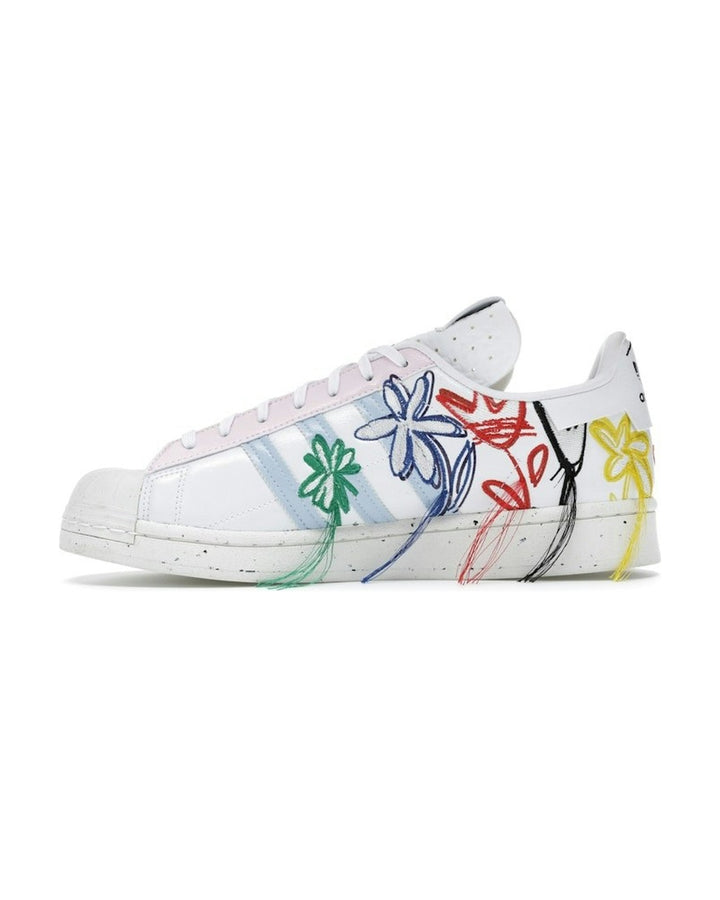 ADIDAS MEN'S SUPERSTAR X SEAN WOTHERSPOON SUPEREARTH WHITE - סניקרס אדידס סופרסטאר שון וות׳רספון לבן ושמנת לגברים - תמונה 2