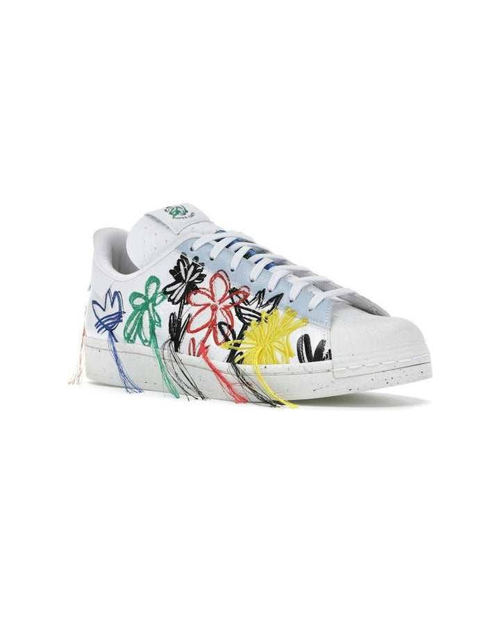 ADIDAS MEN'S SUPERSTAR X SEAN WOTHERSPOON SUPEREARTH WHITE - סניקרס אדידס סופרסטאר שון וות׳רספון לבן ושמנת לגברים - תמונה 3