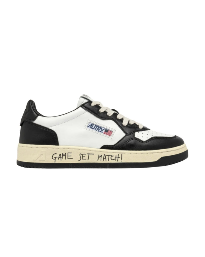 AUTRY MEN'S MEDALIST LOW GAME SET MATCH LEATHER WHITE BLACK - סניקרס אוטרי מדליסט גיים סט מאץ׳ עור לבן שחור לגברים - תמונה 1