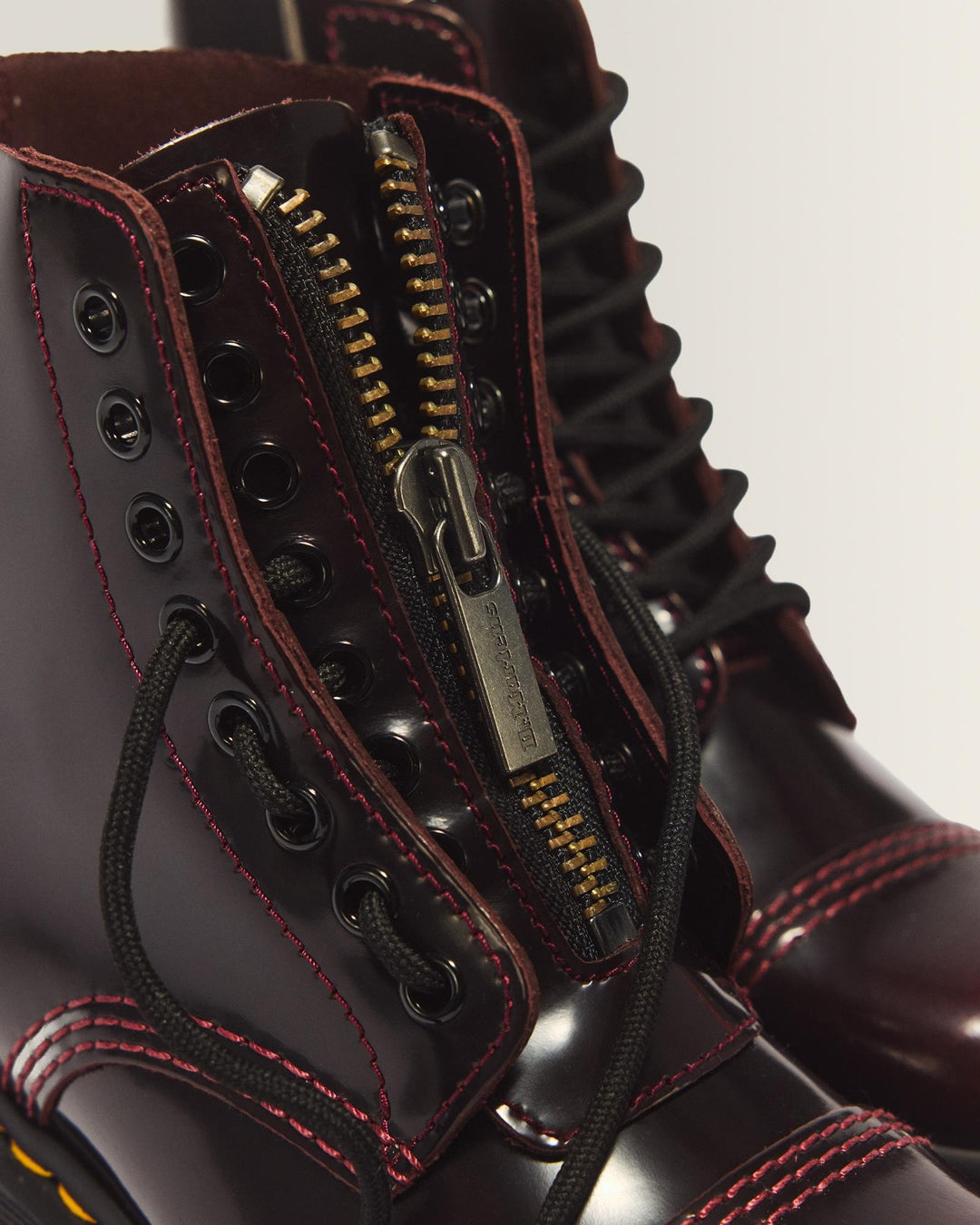 DR. MARTENS SINCLAIR CHERRY RED ARCADIA