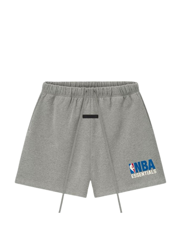 ESSENTIALS MEN'S NBA CLASSIC SWEATSHORT CONCRETE HEATHER מכנס קצר אסנשלס NBA קלאסיק אפור מלאנז׳ לגברים - תמונה 1