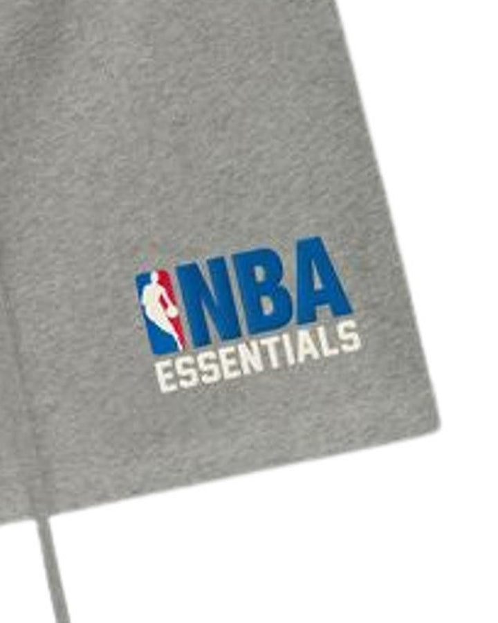 ESSENTIALS MEN'S NBA CLASSIC SWEATSHORT CONCRETE HEATHER מכנס קצר אסנשלס NBA קלאסיק אפור מלאנז׳ לגברים - תמונה 3