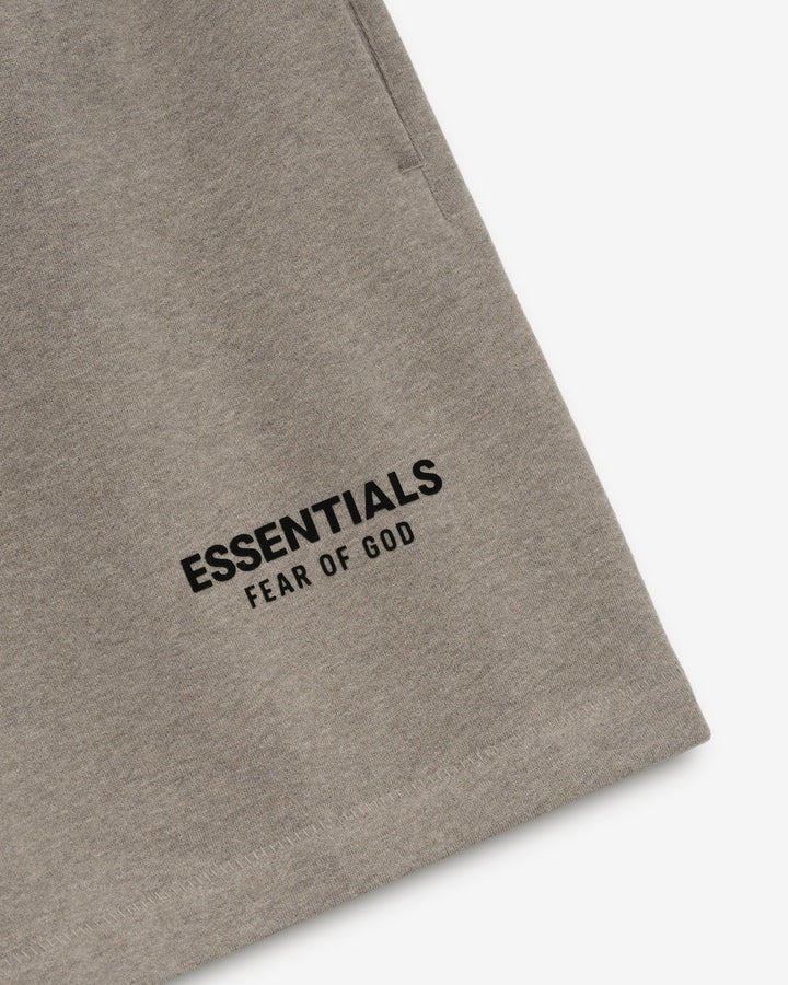ESSENTIALS MEN'S SOCCER FLEECE SHORTS HOMESTEAD HEATHER מכנס קצר אסנשלס סוקר פליס חום-אפור מלאנז׳ לגברים - תמונה 3