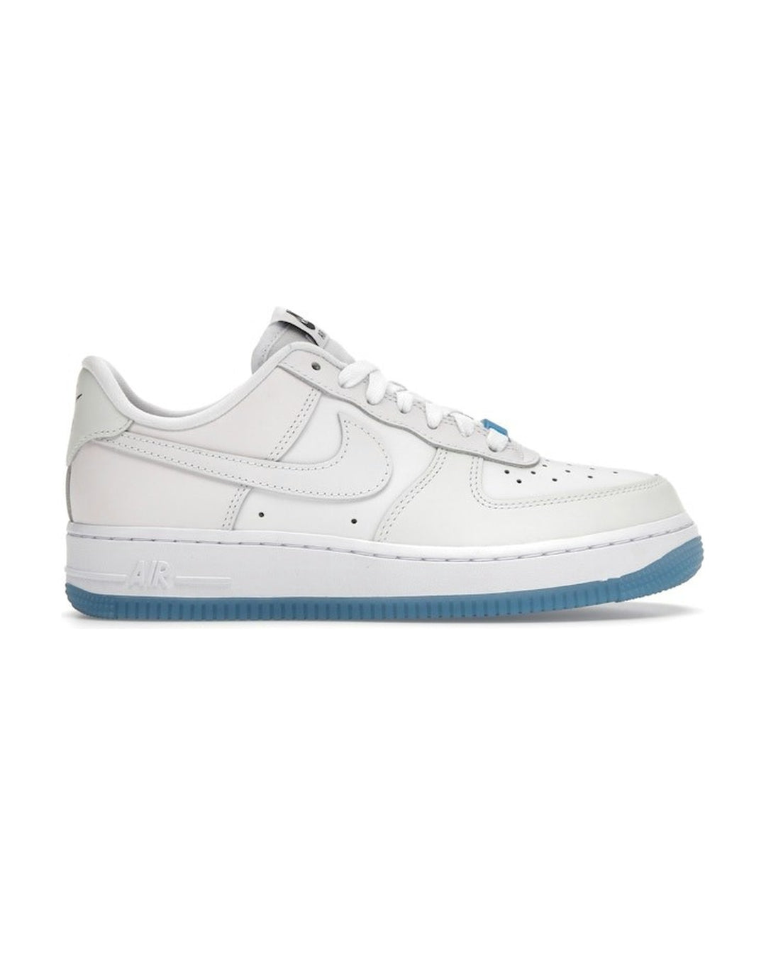 NIKE WOMEN'S AIR FORCE 1 '07 LX UV REACTIVE UNIVERSITY BLUE - סניקרס נייקי אייר פורס 1 משנה צבע בשמש לבן ותכלת לנשים - תמונה 1