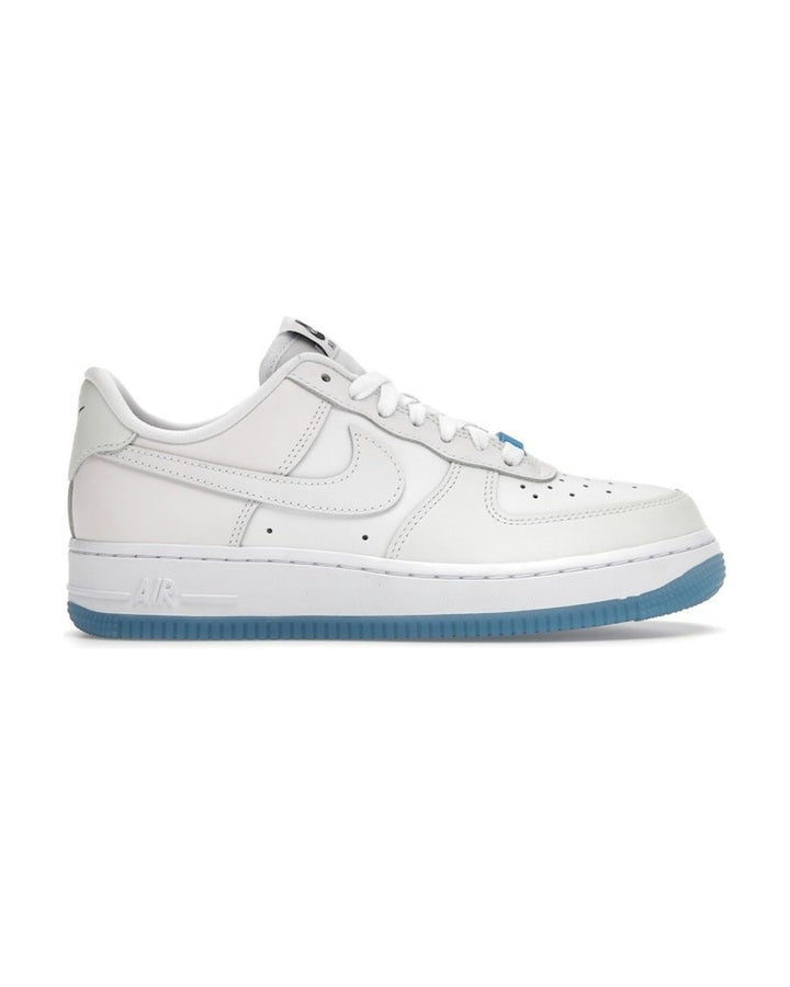NIKE WOMEN'S AIR FORCE 1 '07 LX UV REACTIVE UNIVERSITY BLUE - סניקרס נייקי אייר פורס 1 משנה צבע בשמש לבן ותכלת לנשים - תמונה 1