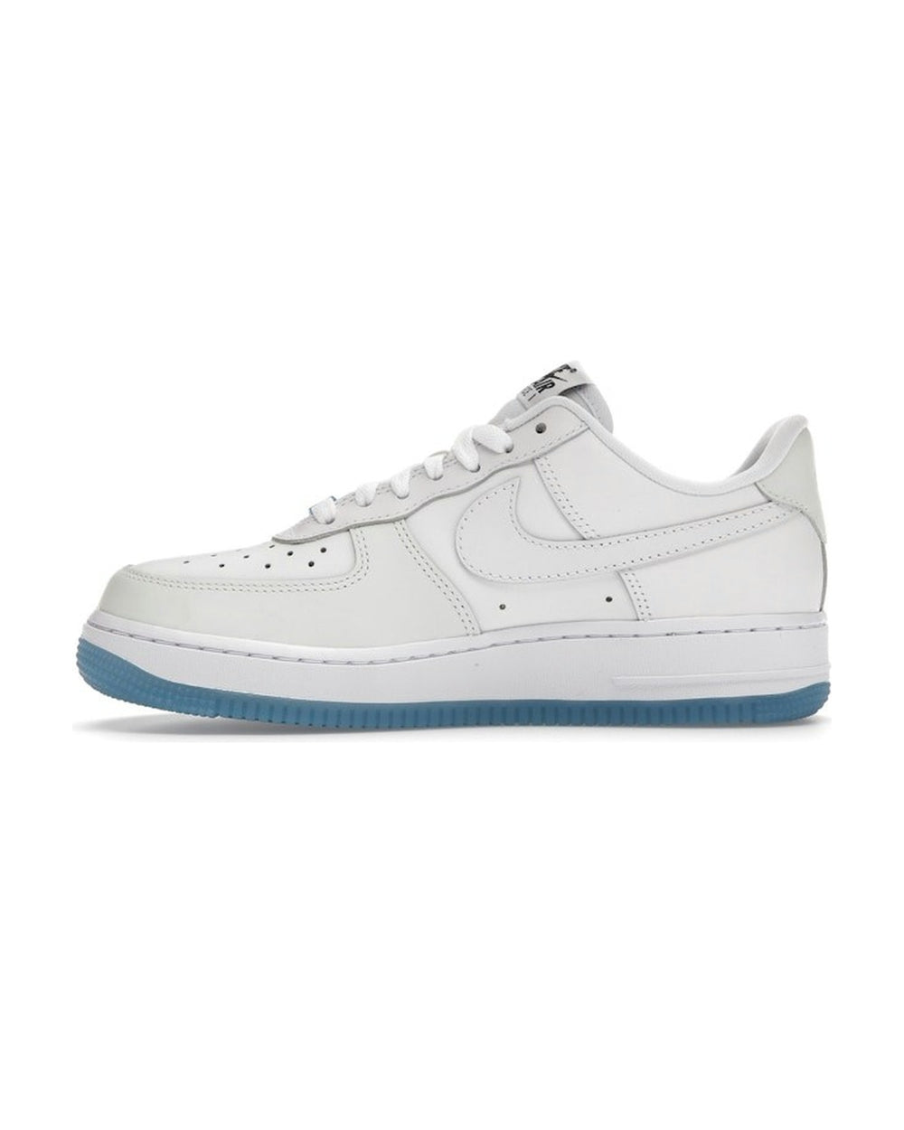 NIKE WOMEN'S AIR FORCE 1 '07 LX UV REACTIVE UNIVERSITY BLUE - סניקרס נייקי אייר פורס 1 משנה צבע בשמש לבן ותכלת לנשים - תמונה 2