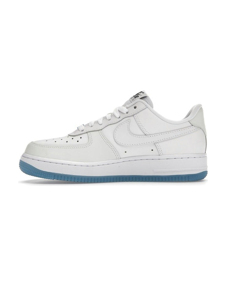 NIKE WOMEN'S AIR FORCE 1 '07 LX UV REACTIVE UNIVERSITY BLUE - סניקרס נייקי אייר פורס 1 משנה צבע בשמש לבן ותכלת לנשים - תמונה 2