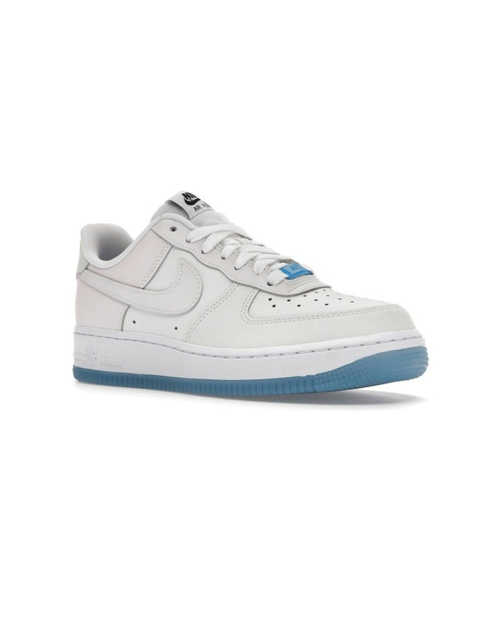 NIKE WOMEN'S AIR FORCE 1 '07 LX UV REACTIVE UNIVERSITY BLUE - סניקרס נייקי אייר פורס 1 משנה צבע בשמש לבן ותכלת לנשים - תמונה 3