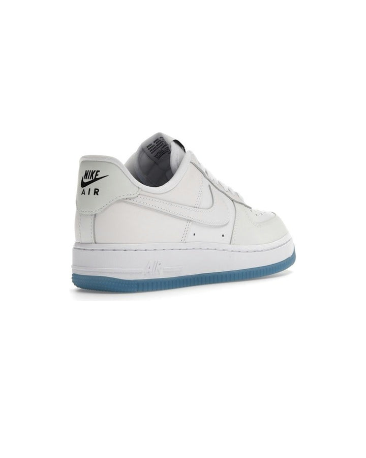NIKE WOMEN'S AIR FORCE 1 '07 LX UV REACTIVE UNIVERSITY BLUE - סניקרס נייקי אייר פורס 1 משנה צבע בשמש לבן ותכלת לנשים - תמונה 4