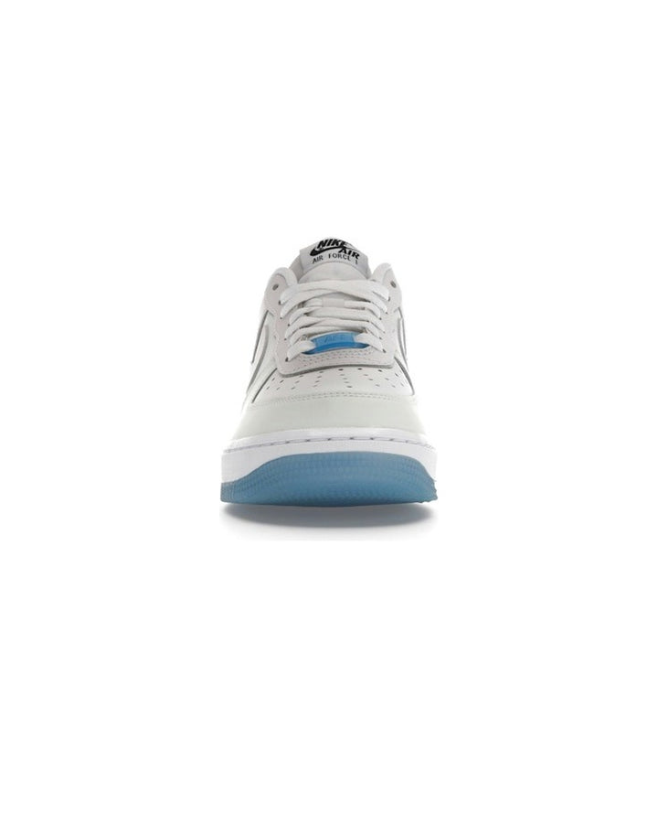 NIKE WOMEN'S AIR FORCE 1 '07 LX UV REACTIVE UNIVERSITY BLUE - סניקרס נייקי אייר פורס 1 משנה צבע בשמש לבן ותכלת לנשים - תמונה 5