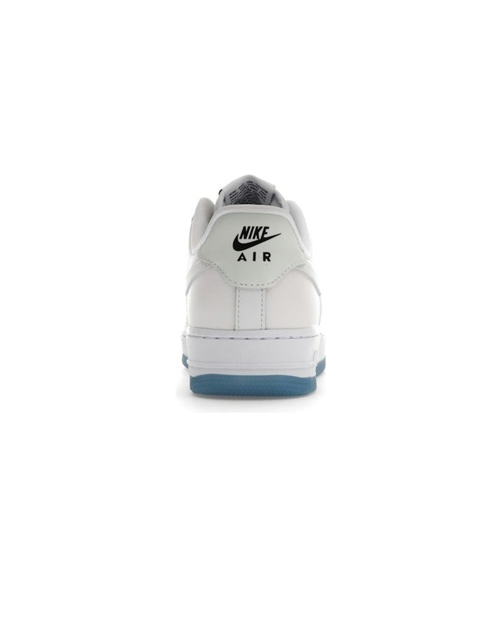 NIKE WOMEN'S AIR FORCE 1 '07 LX UV REACTIVE UNIVERSITY BLUE - סניקרס נייקי אייר פורס 1 משנה צבע בשמש לבן ותכלת לנשים - תמונה 6