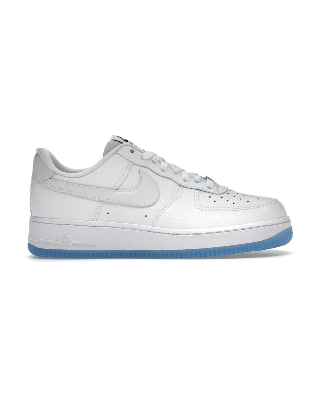 NIKE WOMEN'S AIR FORCE 1 '07 LX UV REACTIVE - סניקרס נייקי אייר פורס 1 משנה צבע בשמש לבן לנשים - תמונה 1