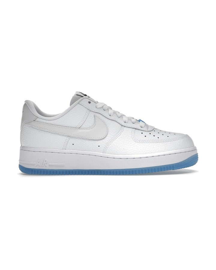 NIKE WOMEN'S AIR FORCE 1 '07 LX UV REACTIVE - סניקרס נייקי אייר פורס 1 משנה צבע בשמש לבן לנשים - תמונה 1