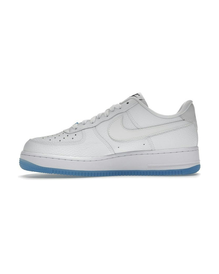 NIKE WOMEN'S AIR FORCE 1 '07 LX UV REACTIVE - סניקרס נייקי אייר פורס 1 משנה צבע בשמש לבן לנשים - תמונה 2